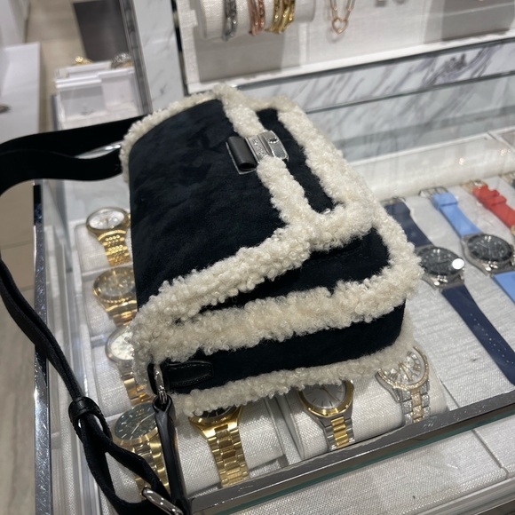 MICHAEL KORS Bradshaw Medium Suede and Faux Shearling Messenger Bag
Black 
NWT - Picture 6 of 16